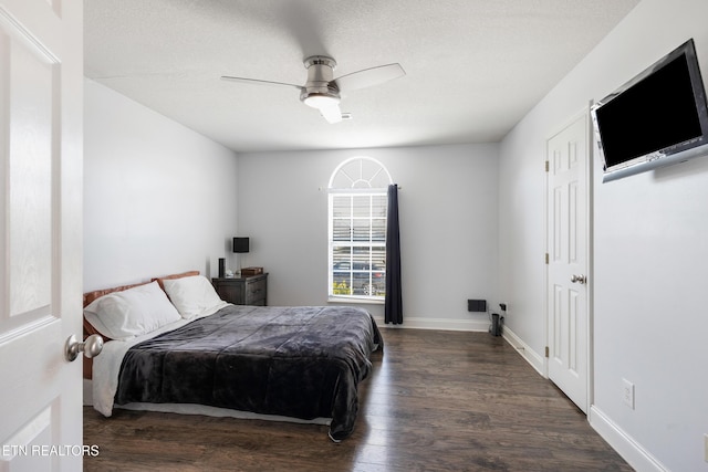 bedroom featuring a textured ceiling, dark hardwood / wood-style floors, and ceiling fan