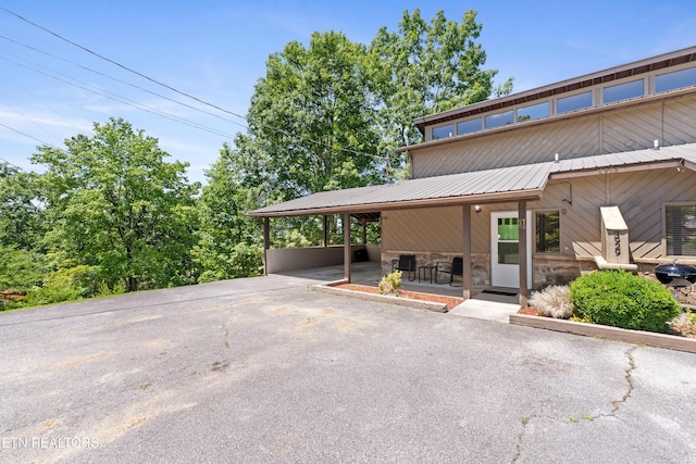 view of front facade featuring a carport