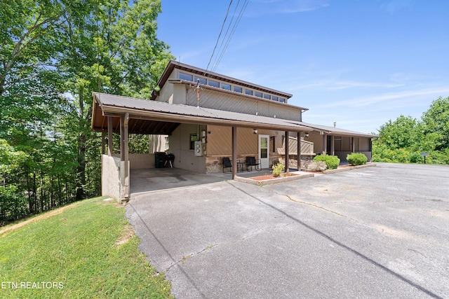 view of front facade with a carport and a front yard