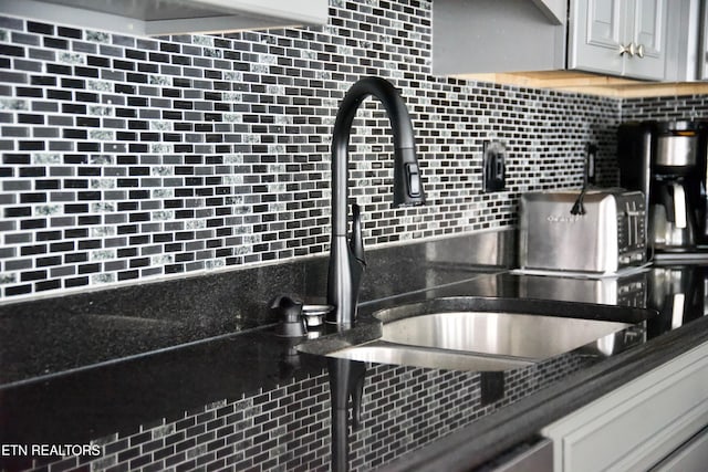 kitchen featuring tasteful backsplash