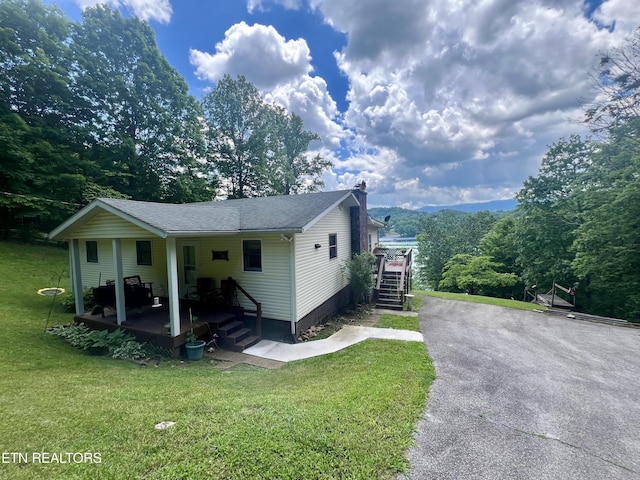 view of front facade featuring covered porch and a front lawn