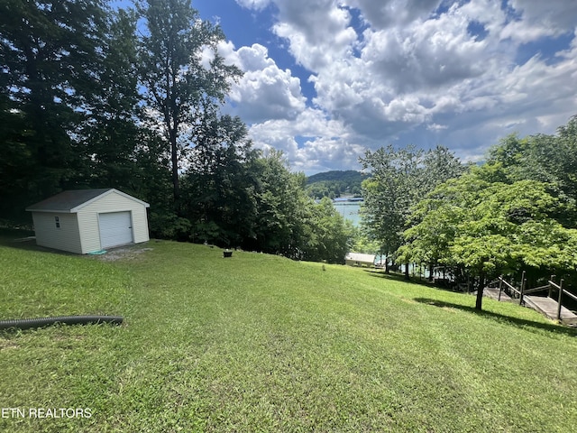 view of yard with an outbuilding