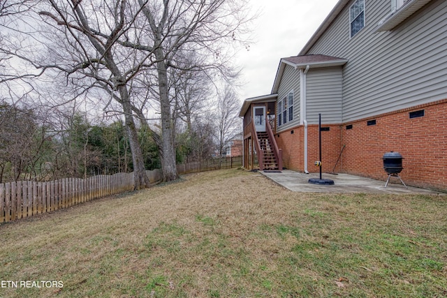 view of yard featuring a patio area