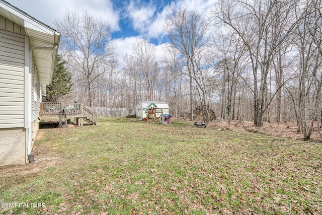 view of yard featuring an outbuilding