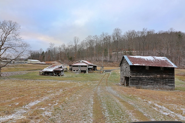 view of yard with an outdoor structure