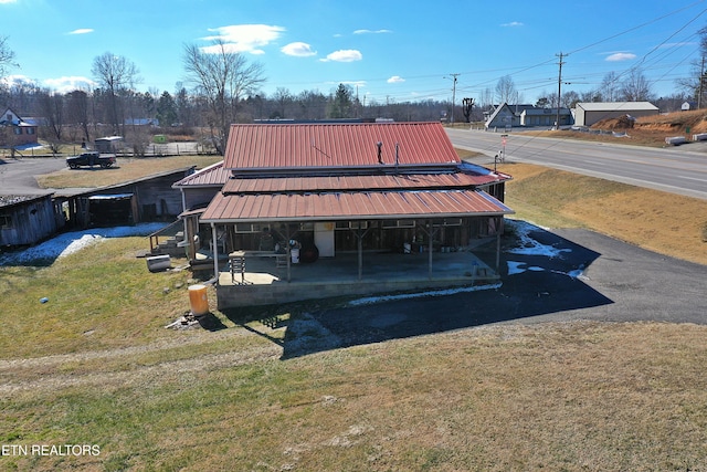 exterior space featuring a lawn