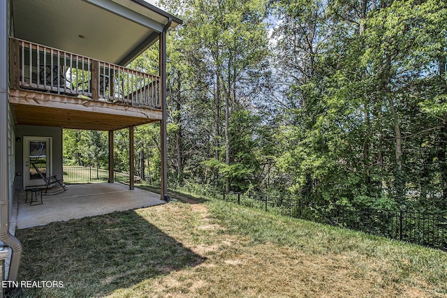 view of yard featuring a patio