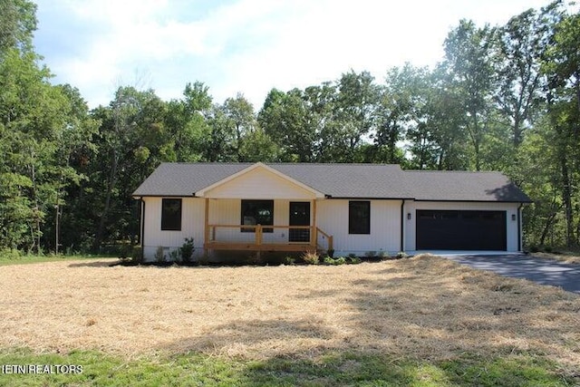 view of front of house with covered porch and a garage