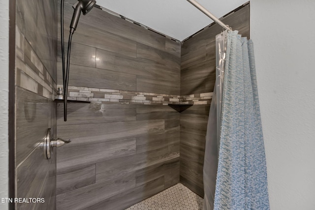 full bathroom featuring a tile shower