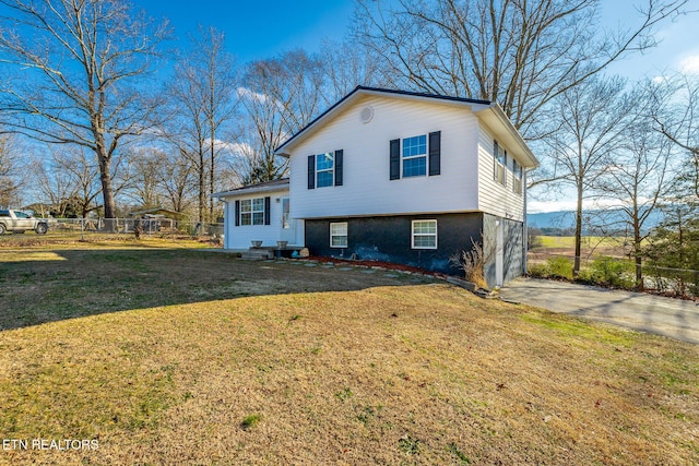 view of front of house with a front lawn