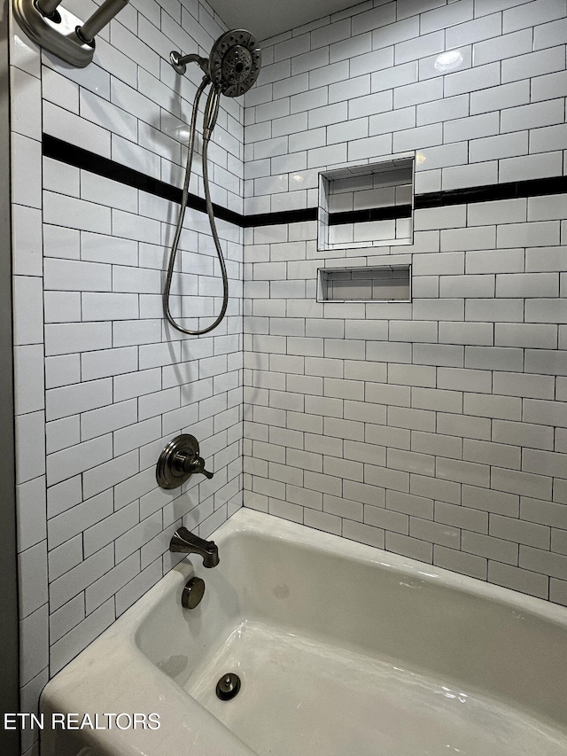 bathroom with tiled shower / bath combo