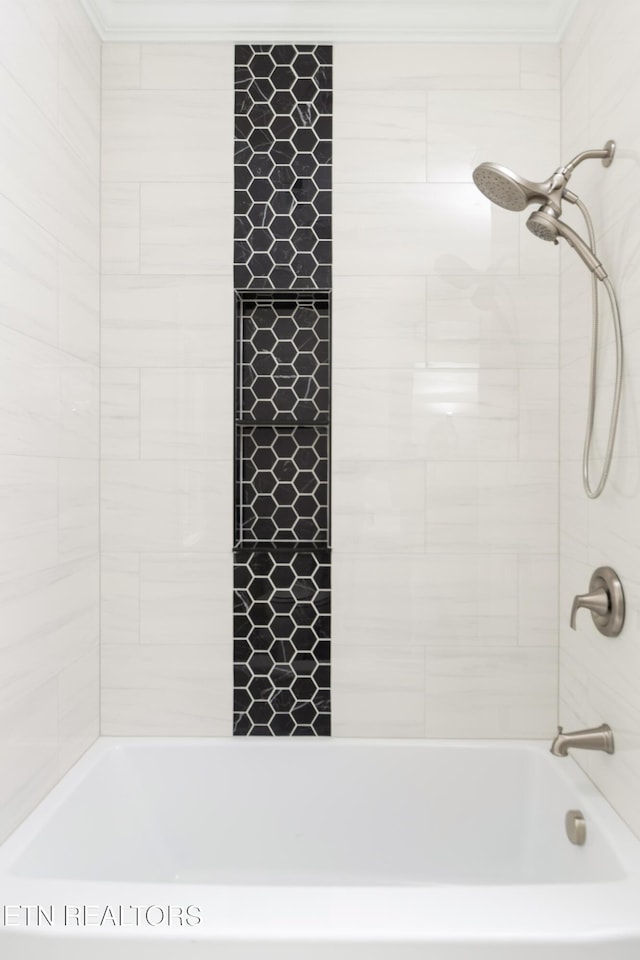 bathroom with tiled shower / bath