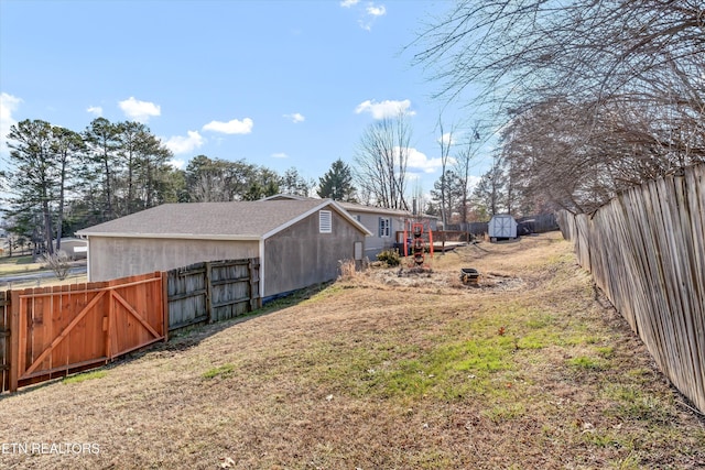 view of yard featuring a storage unit