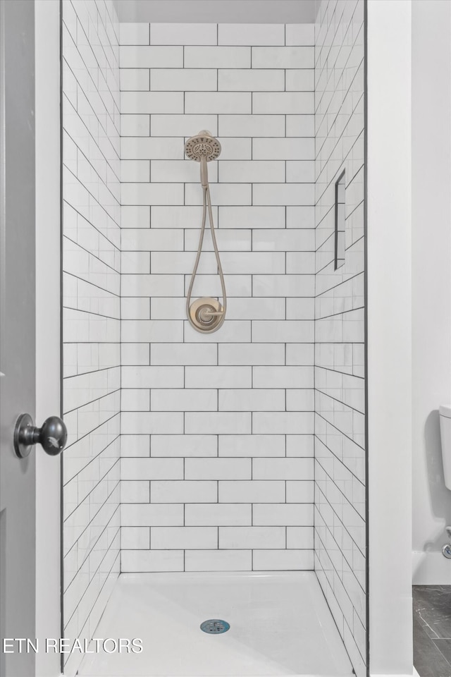 bathroom featuring a tile shower