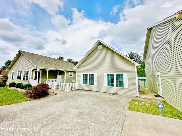 view of front of home with covered porch