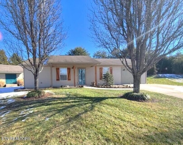 single story home featuring a front lawn