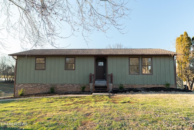 ranch-style house featuring a front lawn