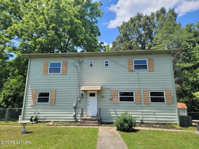 view of front of home featuring a front yard