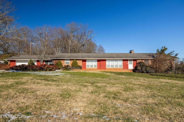 single story home with a front lawn