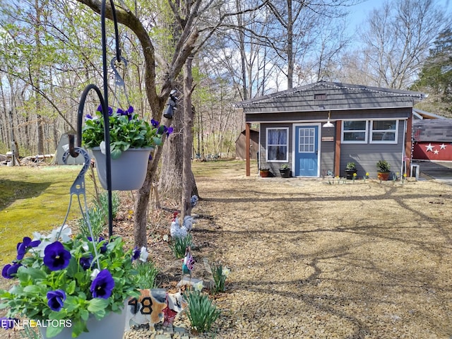 view of yard with an outbuilding