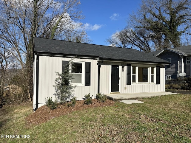 view of front of house featuring a front lawn