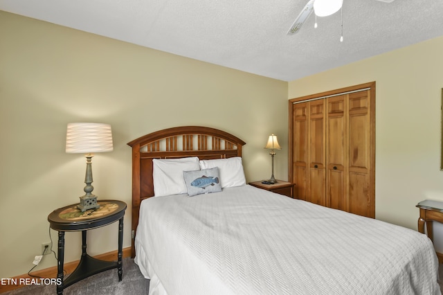 carpeted bedroom featuring ceiling fan, a textured ceiling, and a closet