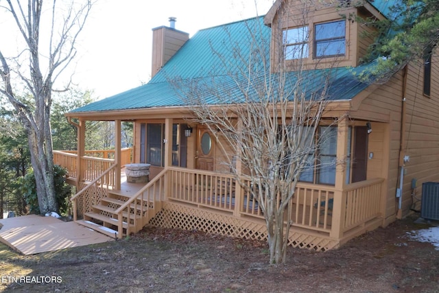 view of front facade featuring a wooden deck