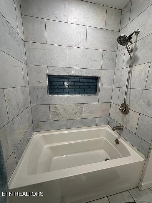 bathroom with tiled shower / bath