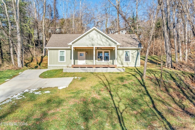 view of front facade featuring a front yard and a porch