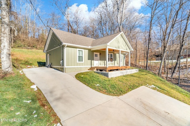 view of front of house with covered porch and a front lawn