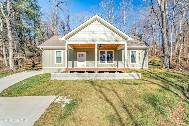 view of front of property with ceiling fan, covered porch, and a front lawn