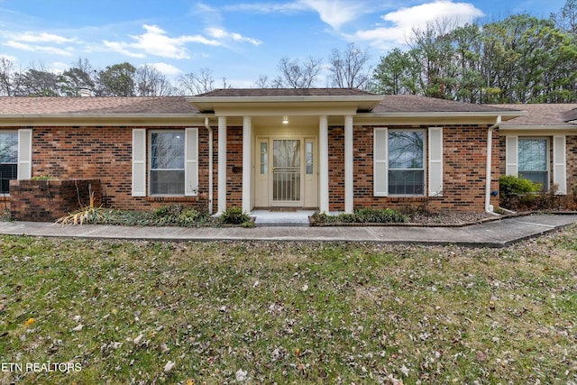 ranch-style house featuring a front lawn