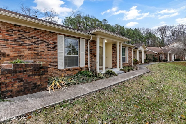 view of front of property with a front yard