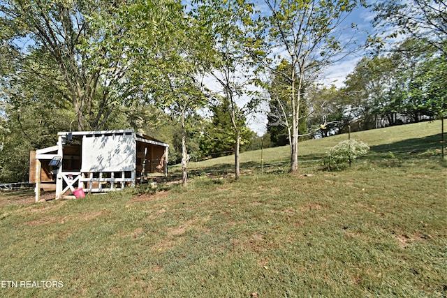 view of yard featuring an outdoor structure