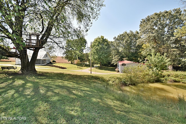 view of yard featuring a water view