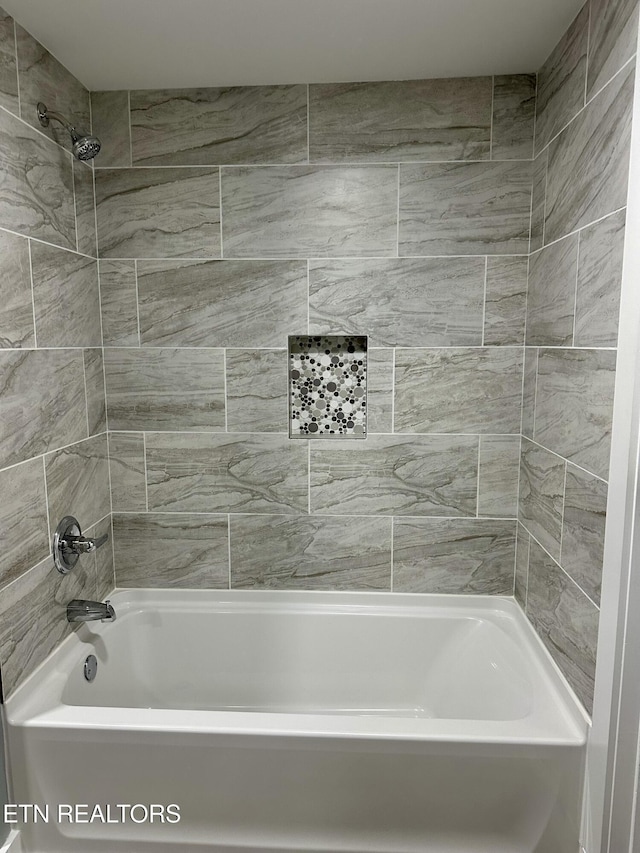 bathroom with tiled shower / bath