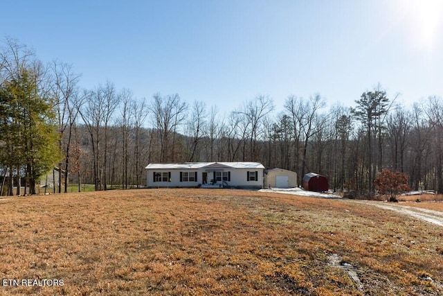 view of front facade featuring a garage and a front yard