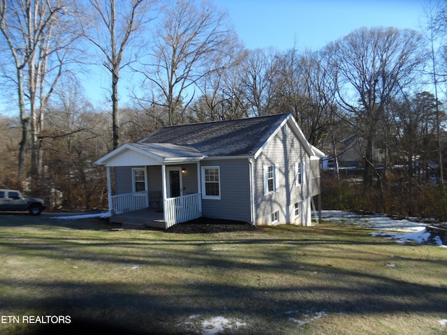 view of front facade featuring a front yard and covered porch