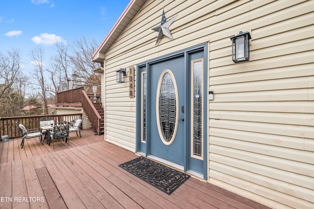 property entrance featuring a deck