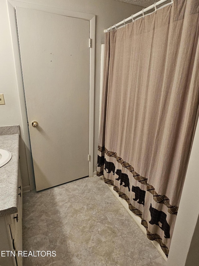 537 Gatlin Dr, Gatlinburg, TN 37738 - bathroom featuring curtained shower and vanity