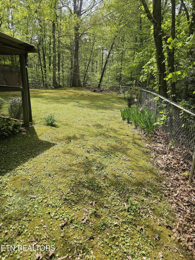 537 Gatlin Dr, Gatlinburg, TN 37738 - view of yard featuring fence