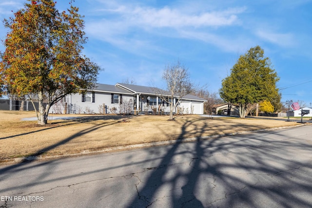 view of front facade featuring a front yard