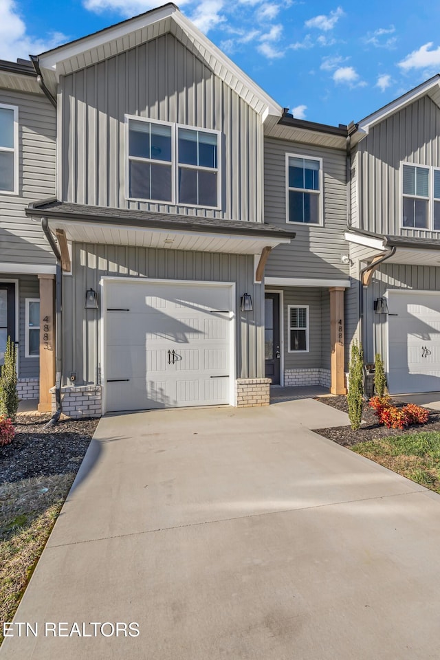 view of front of property featuring a garage