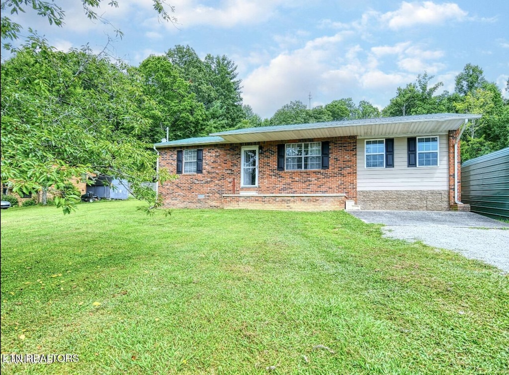 ranch-style home with a front yard