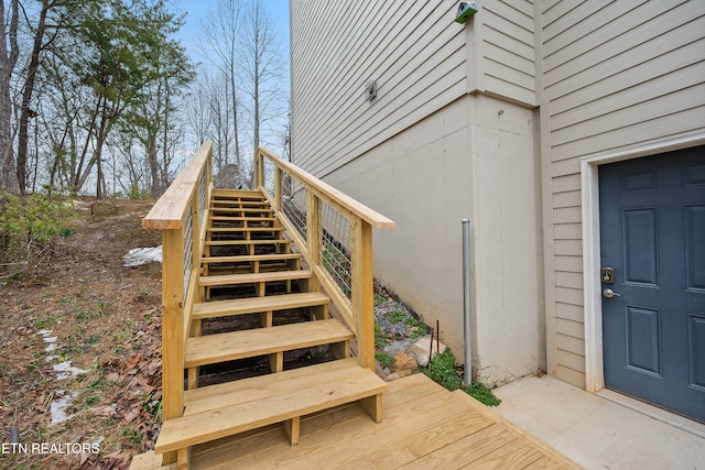 property entrance featuring a deck