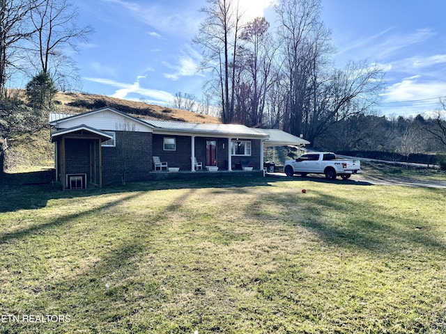 view of front facade featuring covered porch and a front lawn