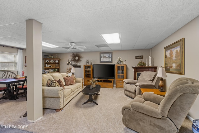 carpeted living room featuring ceiling fan