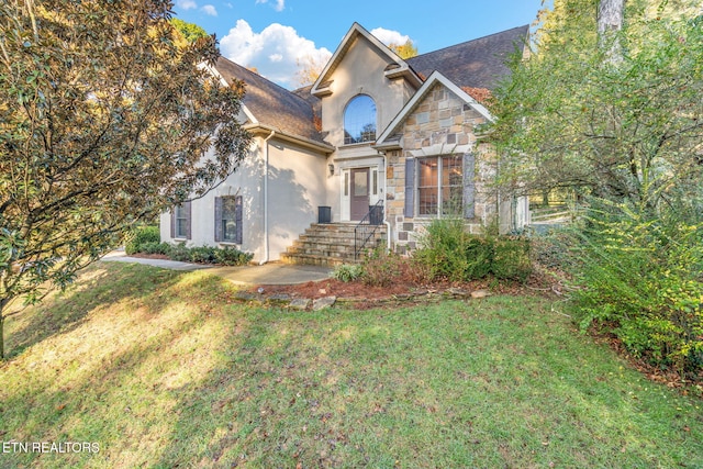 view of front of property with a front yard