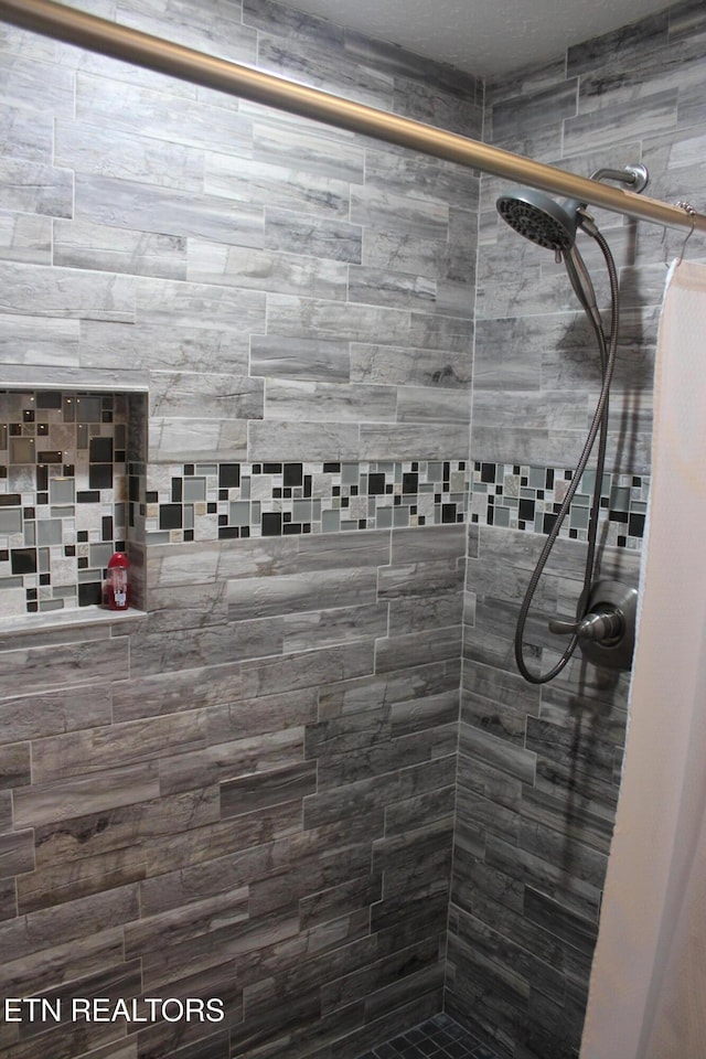 details featuring tiled shower