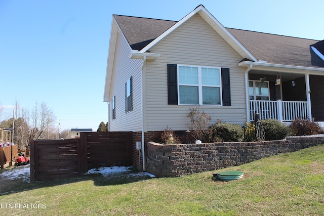 view of front of house featuring covered porch and a front lawn